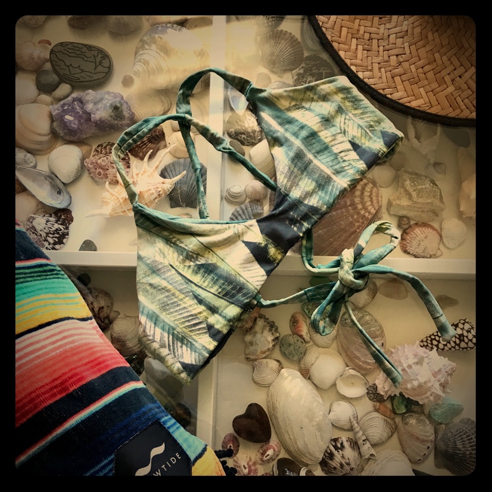 Midori Bikini Top. Sz M. Green Palm Pattern 🌺